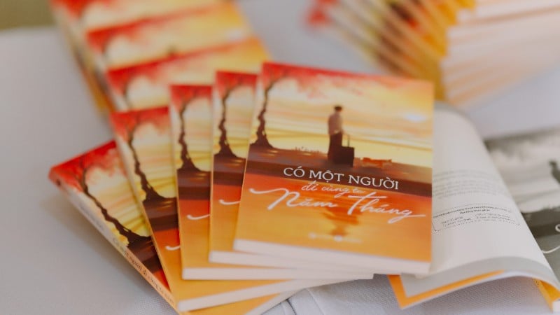 جلد کتاب «کسی هست که در طول سال‌ها همراه من است». (عکس: BTC)