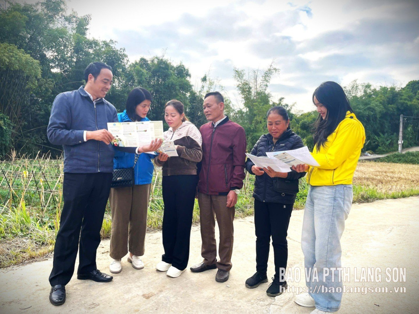 Cán bộ Hội Nông dân phường Đông Kinh tuyên truyền về chính sách bảo hiểm đến hội viên nông dân trên địa bàn