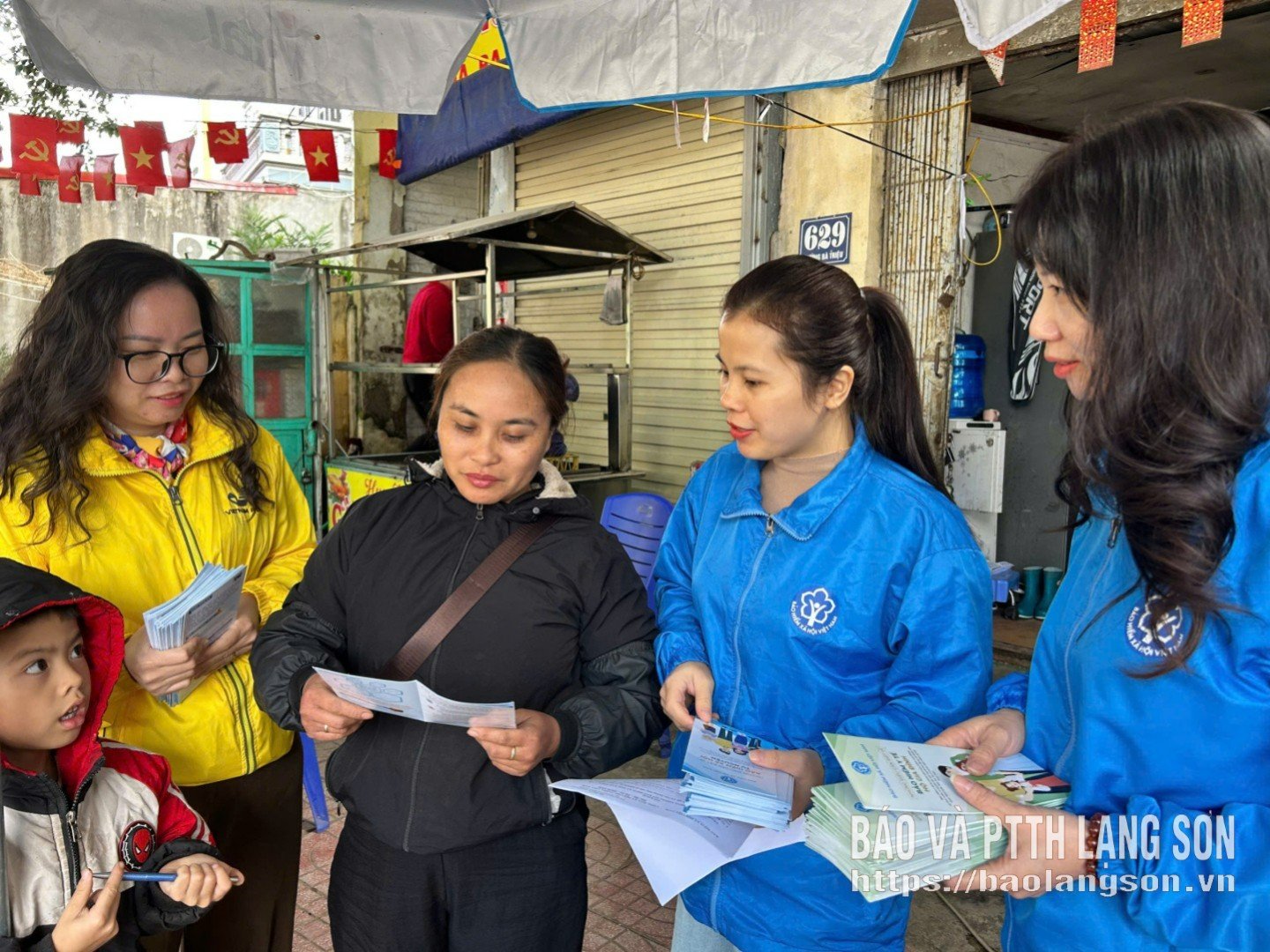 Nhân viên bảo hiểm xã hội tỉnh, bưu điện tỉnh tuyên truyền, vận động người dân tham gia bảo hiểm xã hội tự nguyện, bảo hiểm y tế hộ gia đình (Ảnh: Ngọc Hiếu)