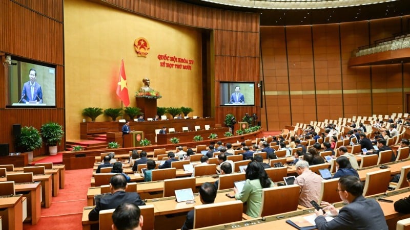 האסיפה הלאומית עובדת באולם, מאזינה למצגת ולדו