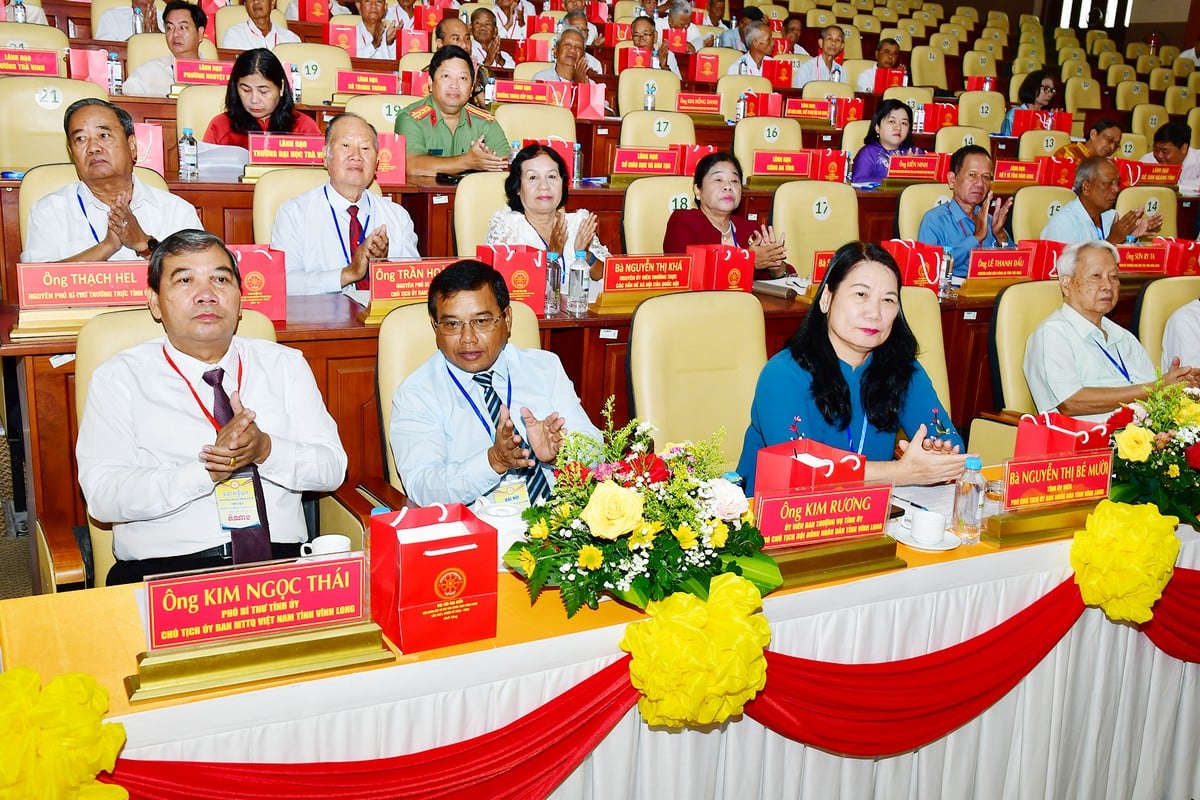 Керівники та делегати провінцій, присутні на Конгресі.