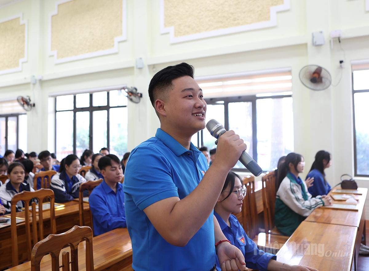 Члены молодежных союзов обмениваются мнениями на форуме.