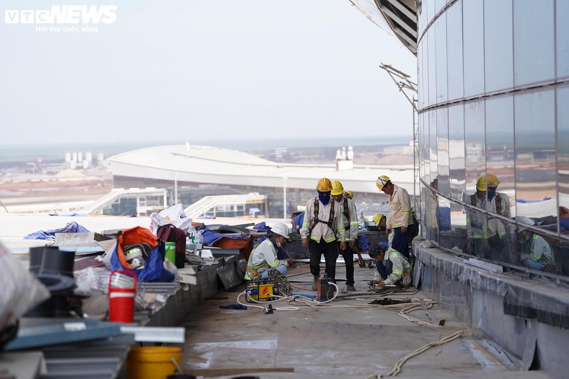 Uvnitř terminálu letiště Long Thanh před prvním letem - 11