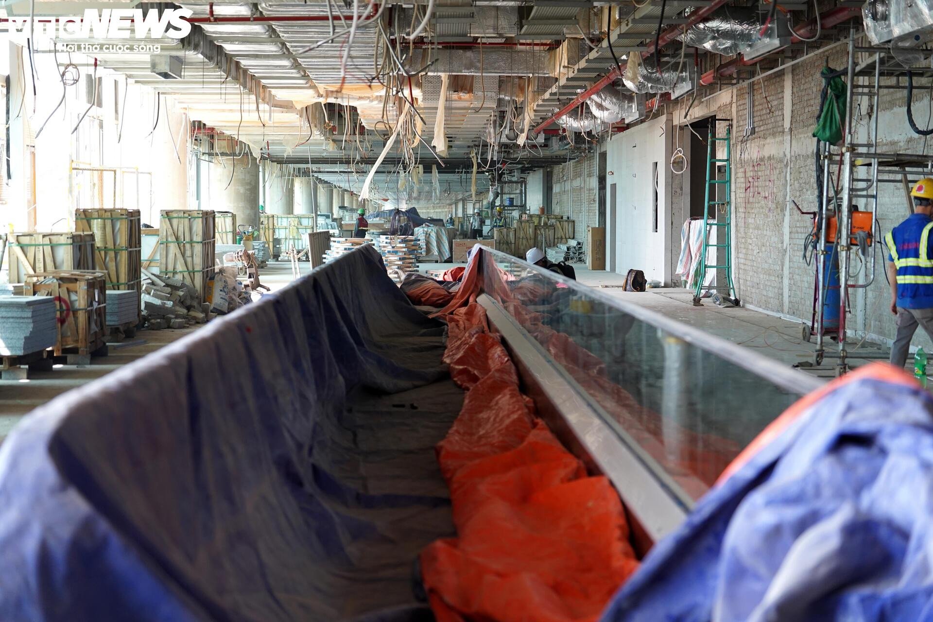 Uvnitř terminálu letiště Long Thanh před prvním letem - 13