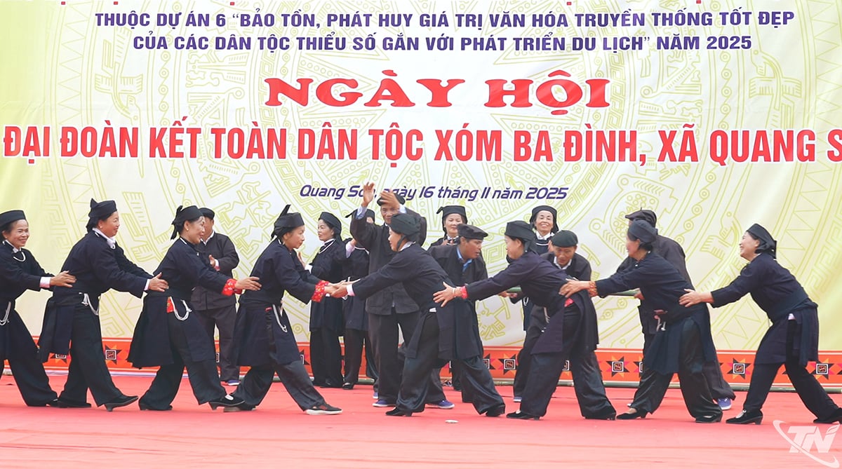 การแสดงละครพื้นบ้านวิถีชีวิตชาวนุงในตำบลกวางเซิน