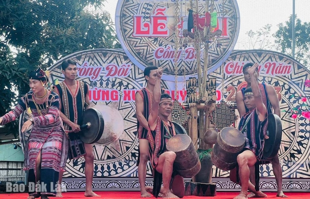 জুয়ান লান কমিউনের লোকেদের দ্বারা ডাবল ড্রাম, ট্রিপল গং এবং পাঁচটি করতাল পরিবেশনা।