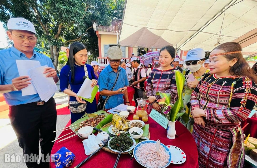 পর্যটকরা জুয়ান লান কমিউনে জাতিগত সংখ্যালঘুদের সাধারণ খাবার পরিদর্শন করেন এবং উপভোগ করেন।