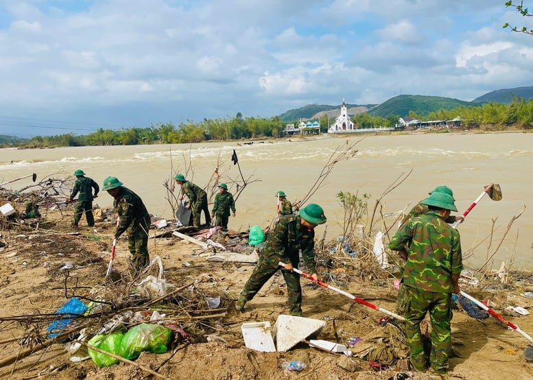 Майже 9000 офіцерів та солдатів 5-го військового округу наполегливо працюють над подоланням повеней у Дак Лаку - Фото 1.