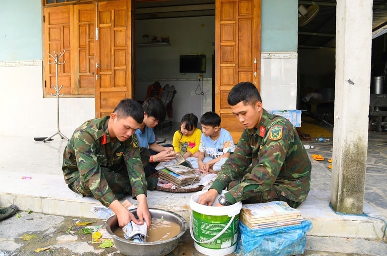 Майже 9000 офіцерів та солдатів 5-го військового округу наполегливо працюють над подоланням повеней у Дак Лаку - Фото 2.