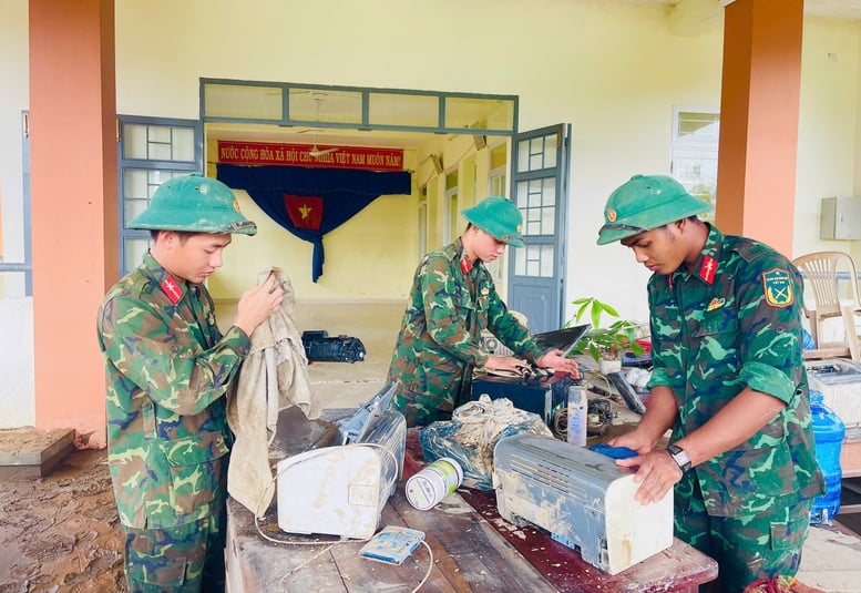 Майже 9000 офіцерів та солдатів 5-го військового округу наполегливо працюють над подоланням повеней у Дак Лаку - Фото 3.