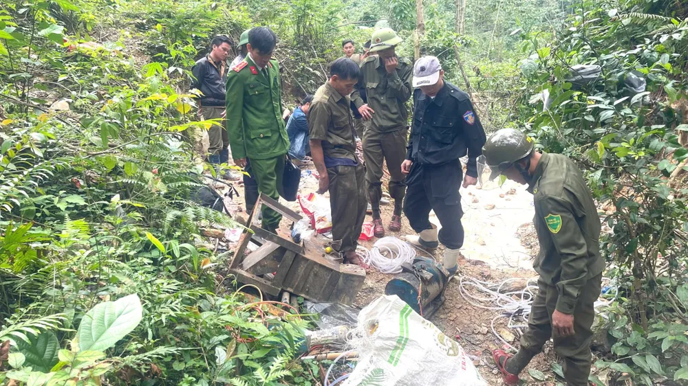 Władze odkryły maszyny i narzędzia do wydobywania złota na wzgórzu Moong Coong.