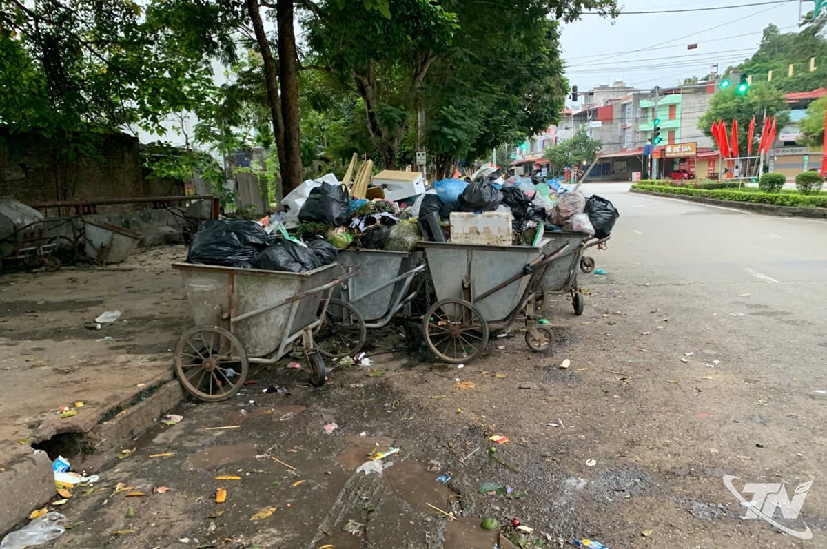 Yolun bir bölümünde çöpler birikerek hem çevre kirliliğine, hem kentsel güzelliğin kaybolmasına, hem de trafik güvenliğinin sağlanamamasına neden oluyor.