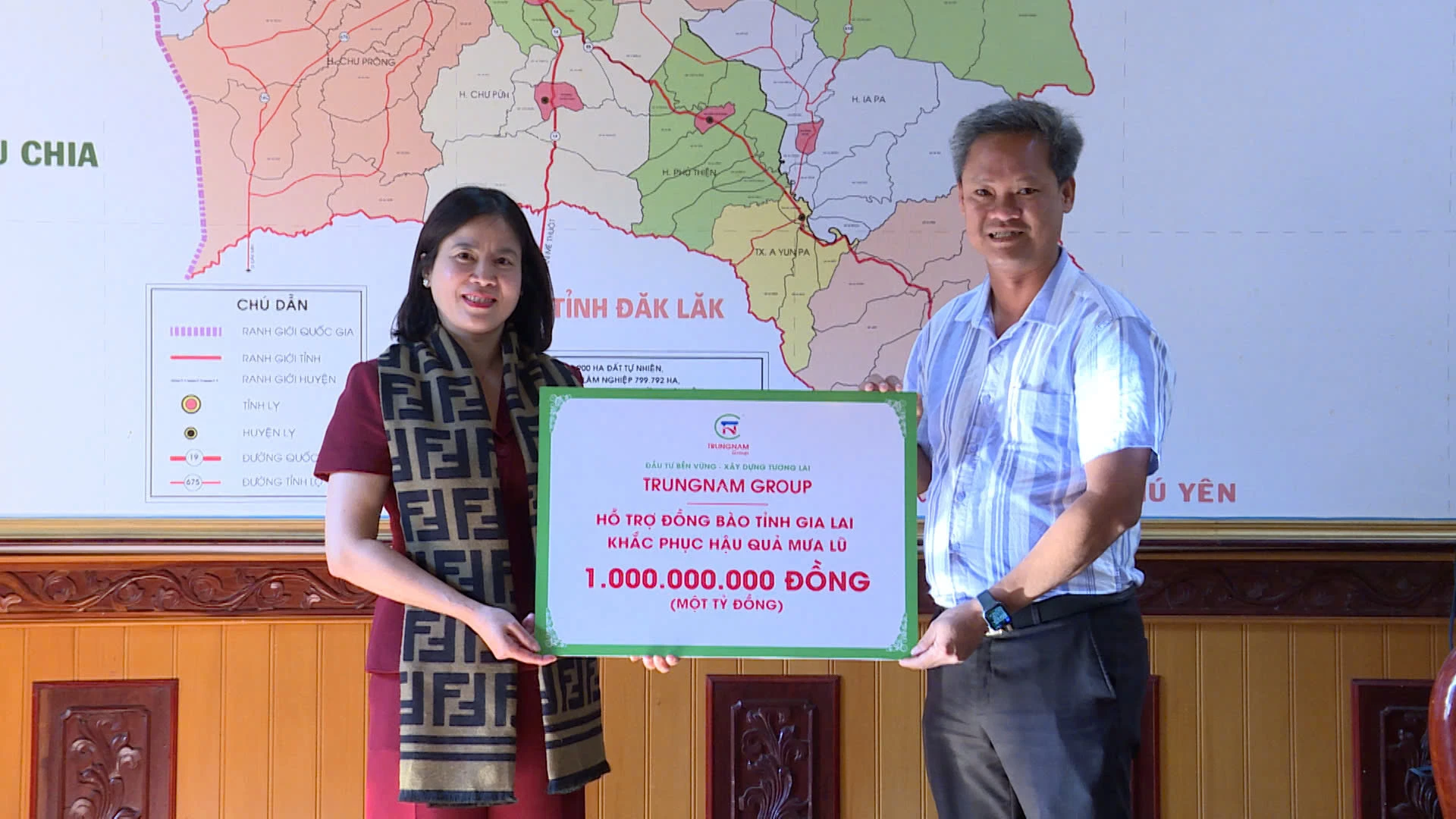 Representantes del Grupo Trung Nam y empresas miembro entregaron donaciones para apoyar a las víctimas de las inundaciones en la provincia de Gia Lai.