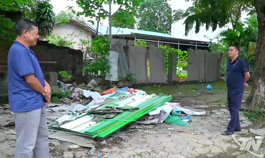 Bay Bui Van Dong, arazisinin hemen yanında bulunan ve henüz tam olarak temizlenmemiş çöp yığınlarından bıkmış durumda.