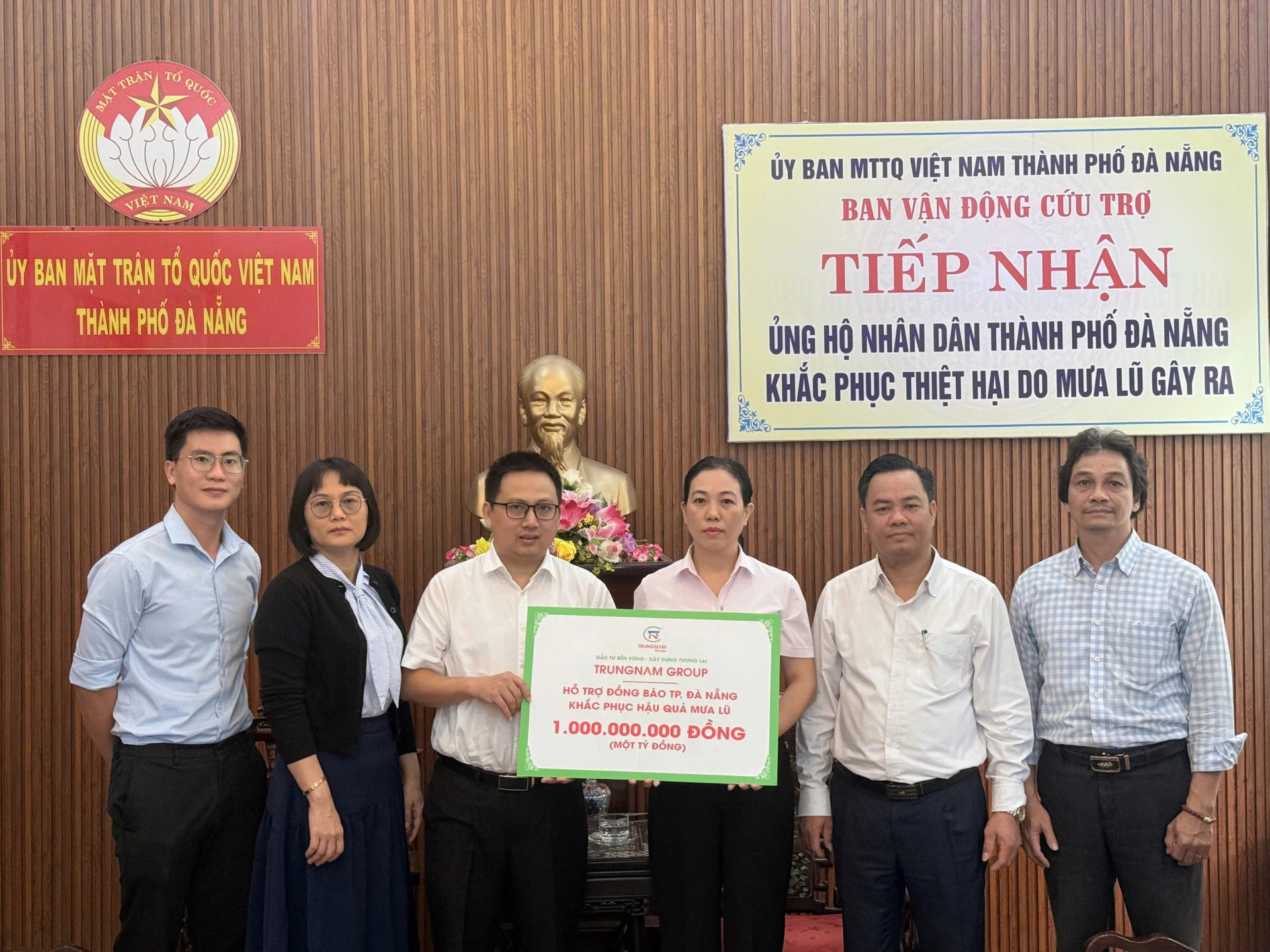 Przedstawiciele Grupy Trung Nam i firm członkowskich przekazali darowizny na rzecz ofiar powodzi w mieście Da Nang.