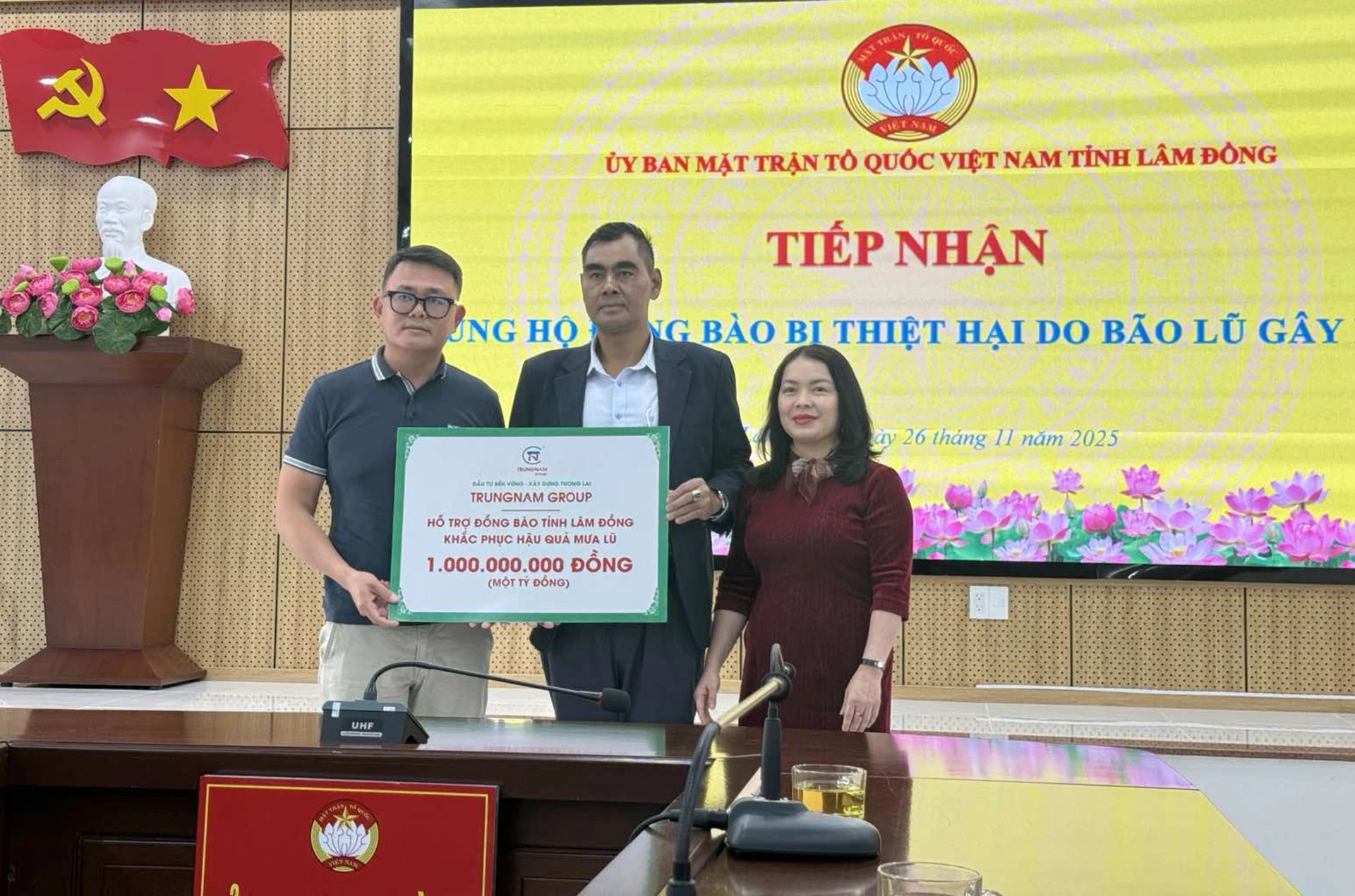 Przedstawiciele Trung Nam Group i firm członkowskich przekazali darowizny na rzecz ofiar powodzi w prowincji Lam Dong.