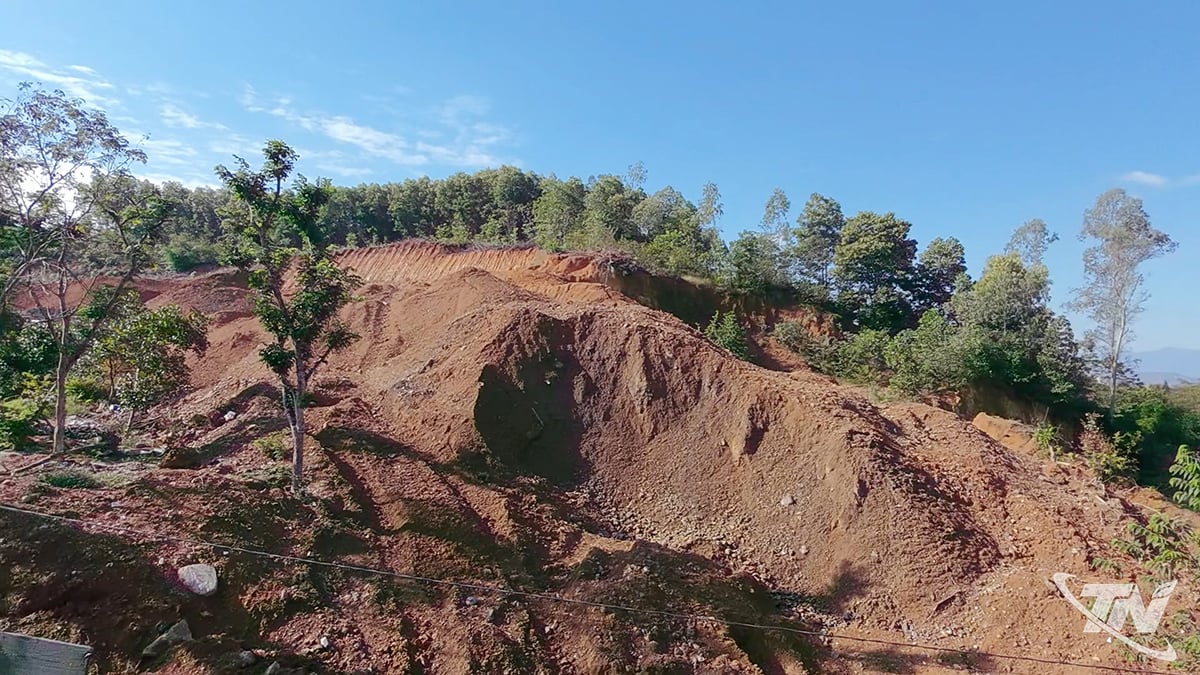 Het overtollige volume van ongeveer 1.500 m3 grond tijdens het egalisatieproces van de familie van de heer Nguyen Duc Canh, in de woonwijk Ben Do, werd nauwlettend in de gaten gehouden door het Volkscomité van de wijk Linh Son.