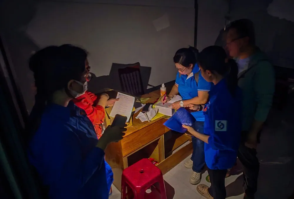 پزشکان در حال معاینه مردم در مناطق سیل‌زده استان داک لک هستند.