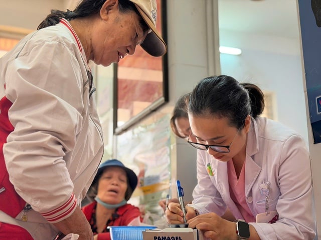 Aquecendo corações em áreas atingidas por enchentes: Médicos na cidade de Ho Chi Minh examinaram mais de 3.500 pessoas, distribuíram centenas de presentes e convidaram moradores para um almoço em Dak Lak - Foto 1. Ấm lòng vùng lũ: Bác sĩ TPHCM khám hơn 3.500 người dân, trao hàng trăm phần quà và mời cơm trưa bà con Đắk Lắk- Ảnh 1.