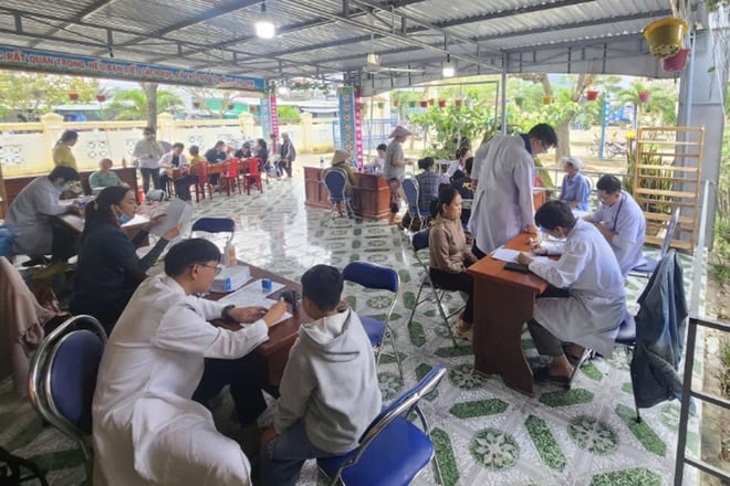 Aquecendo corações em áreas afetadas por enchentes: Médicos na cidade de Ho Chi Minh examinaram mais de 3.500 pessoas, distribuíram centenas de presentes e convidaram moradores para um almoço em Dak Lak - Foto 3. Ấm lòng vùng lũ: Bác sĩ TPHCM khám hơn 3.500 người dân, trao hàng trăm phần quà và mời cơm trưa bà con Đắk Lắk- Ảnh 3.