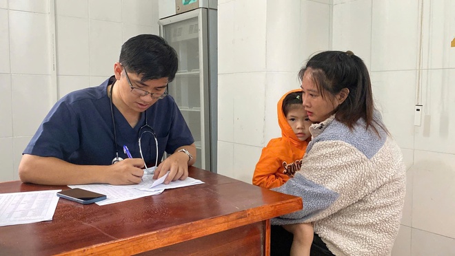 Aquecendo corações em áreas atingidas por enchentes: Médicos na cidade de Ho Chi Minh examinaram mais de 3.500 pessoas, distribuíram centenas de presentes e convidaram moradores para um almoço em Dak Lak - Foto 4. Ấm lòng vùng lũ: Bác sĩ TPHCM khám hơn 3.500 người dân, trao hàng trăm phần quà và mời cơm trưa bà con Đắk Lắk- Ảnh 4.