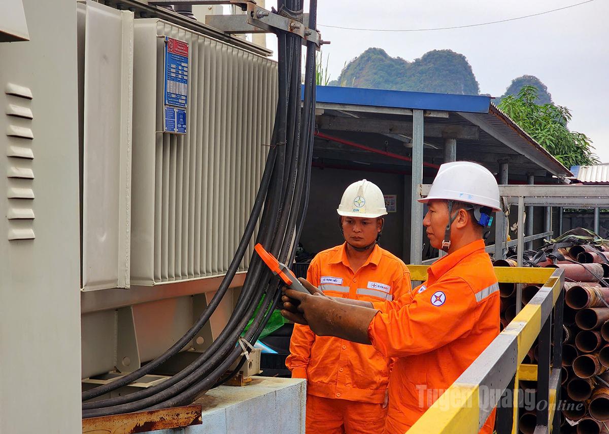 Anställda från Son Duong Regional Power Management Team kontrollerar strömförsörjningssystemet för kunder på Phuc Ung industripark.