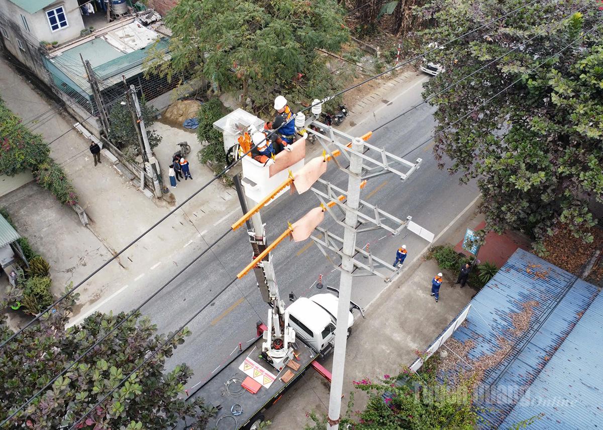 Arbetare på Tuyen Quang High Voltage Grid Enterprise reparerar och uppgraderar elnätssystemet.