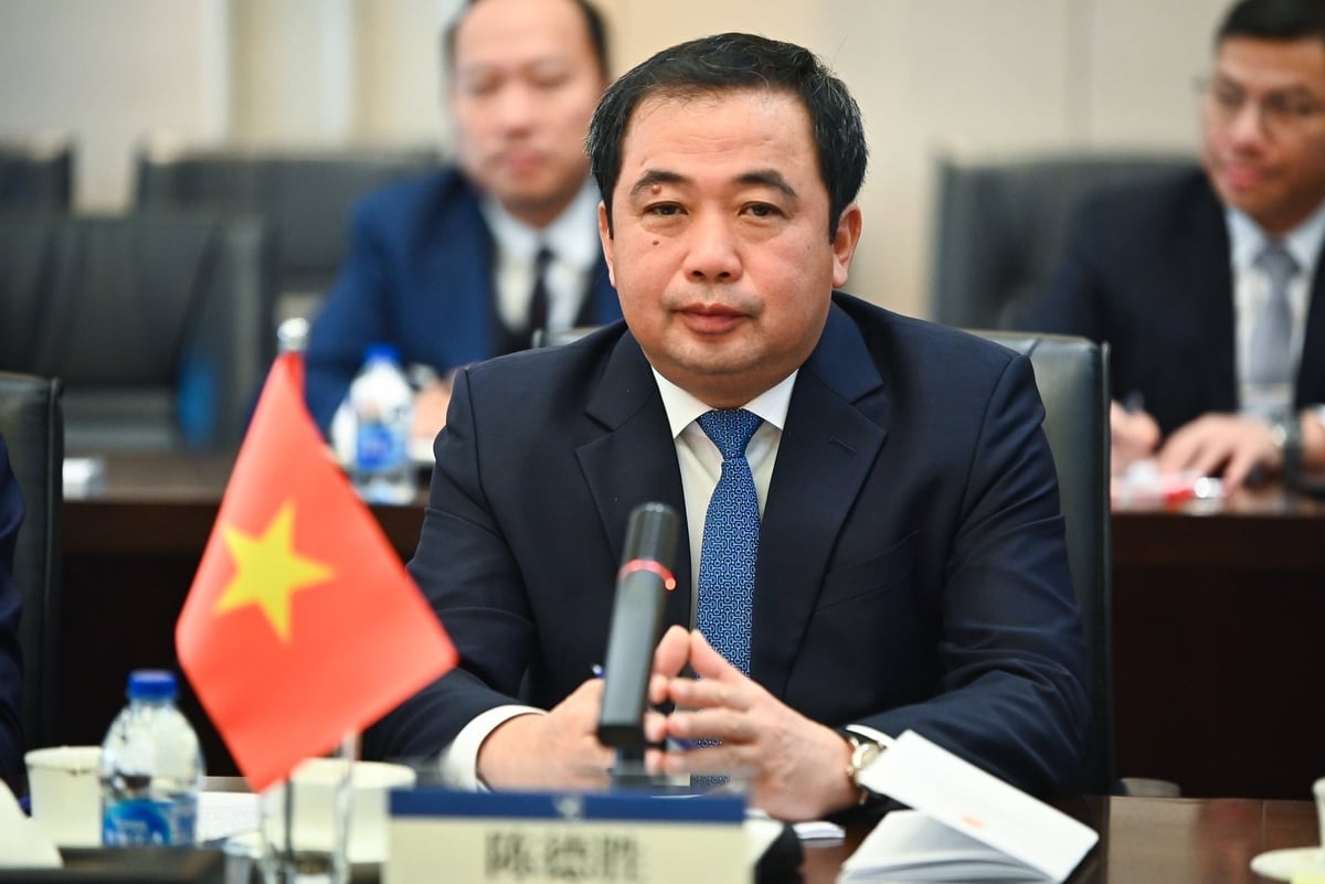 در این جلسه، وزیر تران دوک تانگ و واحدهای تخصصی وزارت کشاورزی و محیط زیست، بسیاری از مسائل فنی را با GACC مورد بحث و بررسی قرار دادند. عکس: تونگ دین. Tại buổi làm việc, Bộ trưởng Trần Đức Thắng cùng các đơn vị chuyên môn của Bộ Nông nghiệp và Môi trường đã trao đổi nhiều vấn đề chuyên môn với phía GACC. Ảnh: Tùng Đinh.