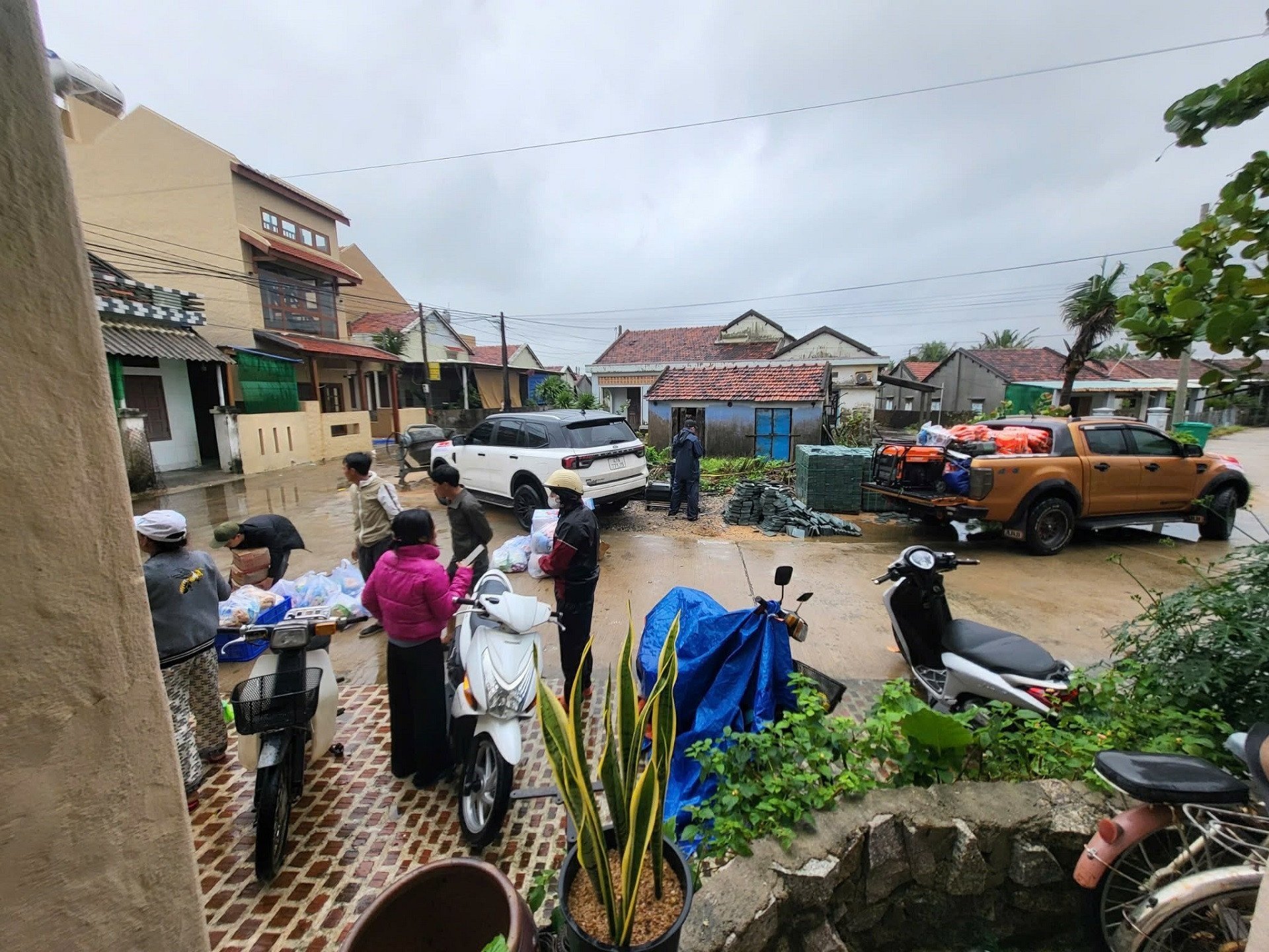 Todo el pueblo turístico de Dak Lak se unió para recibir a los huéspedes de forma gratuita y transportar suministros de socorro a las zonas afectadas por las inundaciones - 1