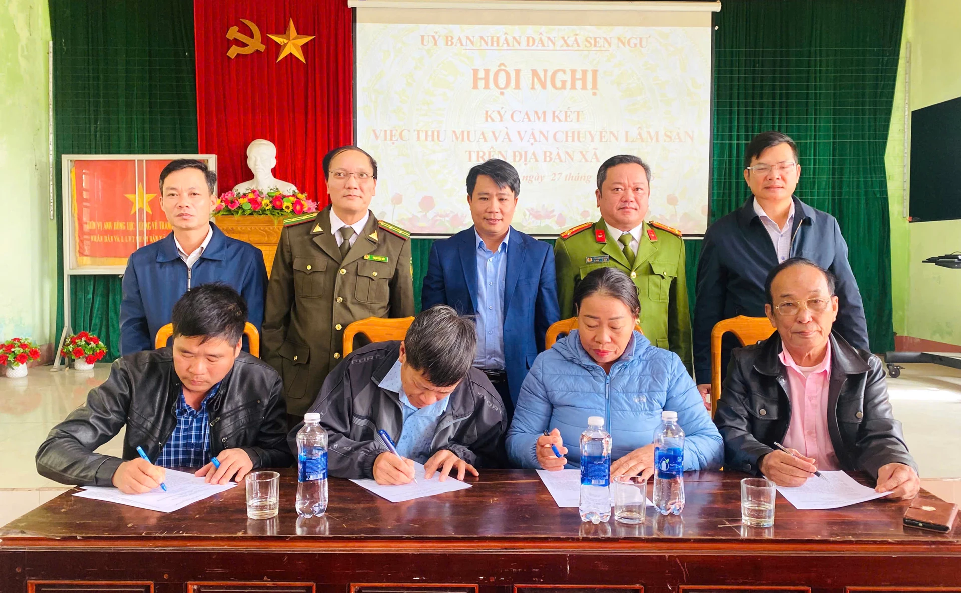 Representantes de estabelecimentos comerciais e famílias que transportam produtos florestais assinaram um compromisso de implementar rigorosamente as normas sobre a exploração e o consumo de produtos florestais - Foto: N.H.