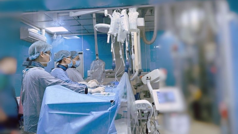 Lékaři oddělení diagnostické zobrazovací metody v nemocnici Viet Duc Friendship Hospital odstraňují pacientovi T. cerebrální žilní trombózu.