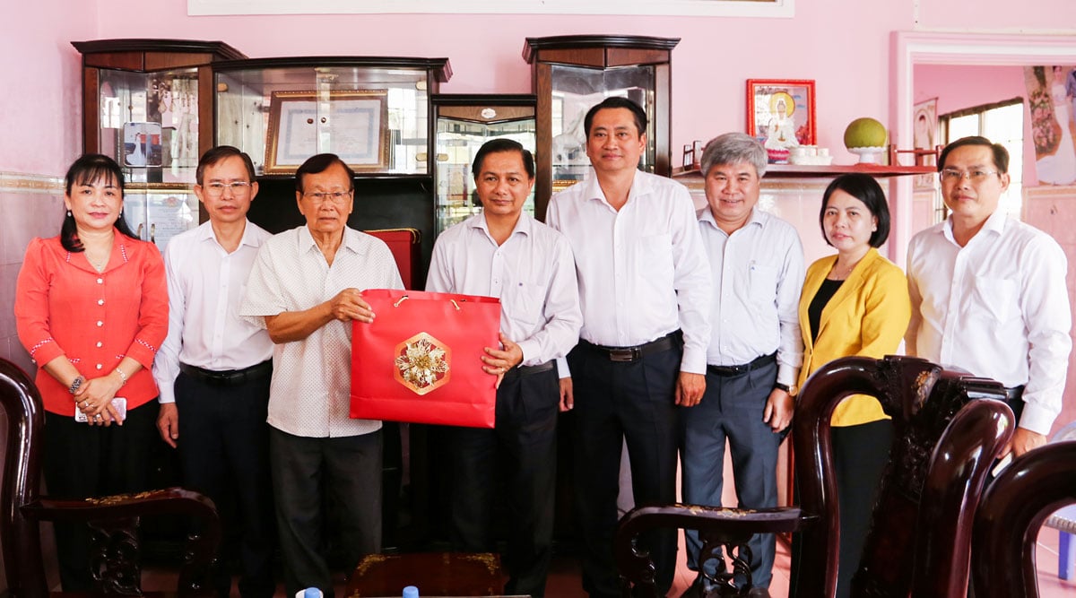 Bí thư Tỉnh ủy- Trần Văn Lâu tặng quà thương binh Huỳnh Minh Trạng.

