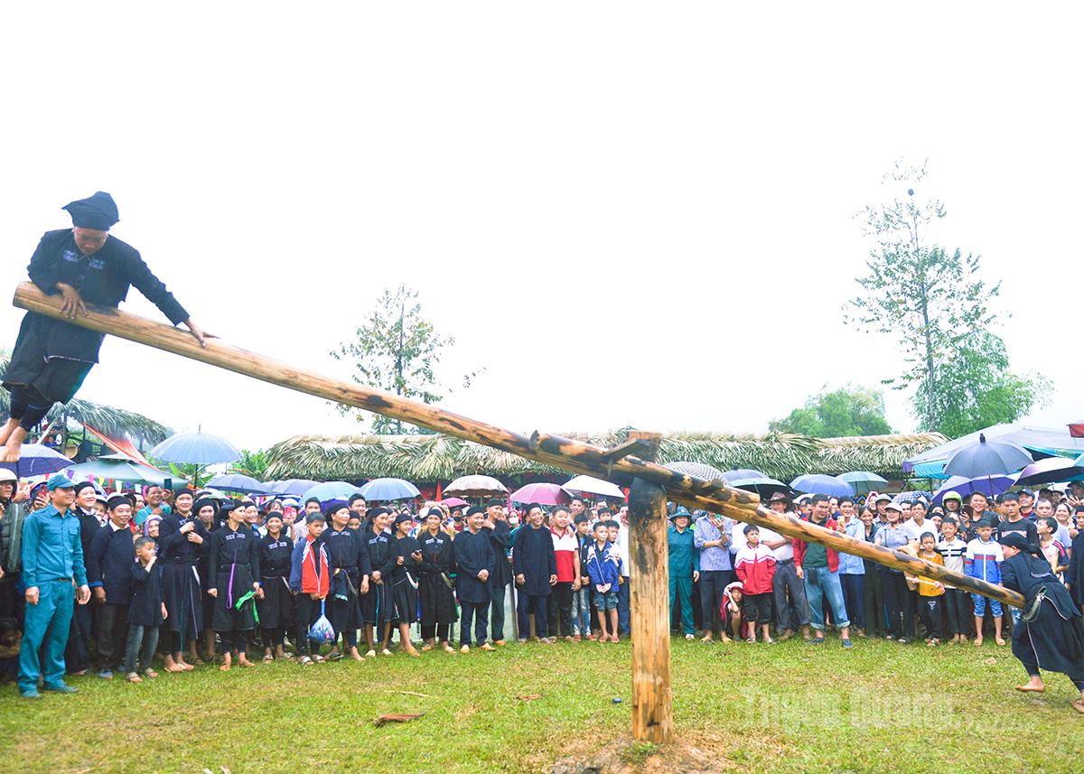 লা চি, তিয়েন ইয়েন কমিউনের মহিলারা জাতিগত সাংস্কৃতিক উৎসবে দোলনা বাজাচ্ছেন।