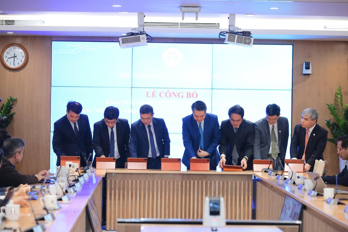 พิธีลงนามสัญญาทางอิเล็กทรอนิกส์ระหว่างมูลนิธิ NAFOSTED และตัวแทนจากองค์กรเจ้าภาพบางแห่ง