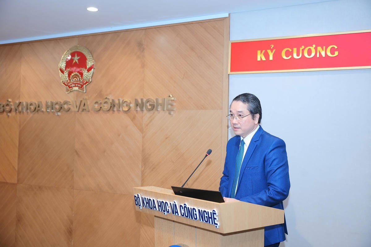 ดาโอ หง็อก เชียน ผู้อำนวยการมูลนิธิ NAFOSTED กล่าวสุนทรพจน์