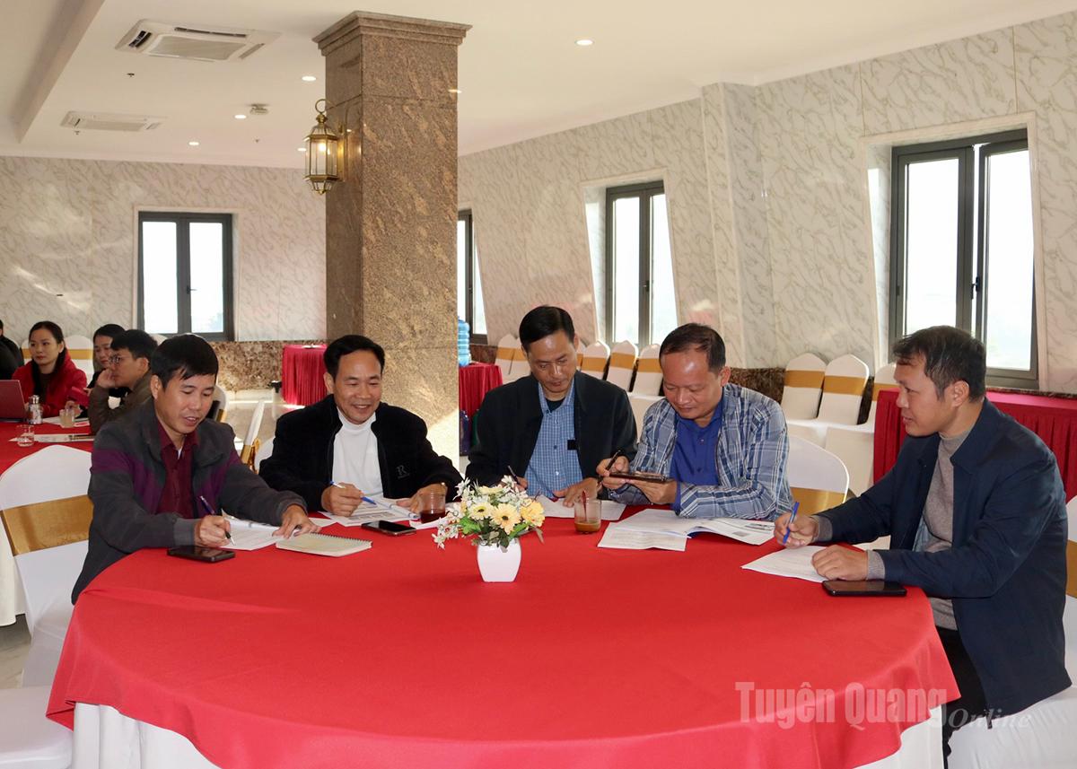 Αντιπρόσωποι που παρακολουθούν το εκπαιδευτικό σεμινάριο.