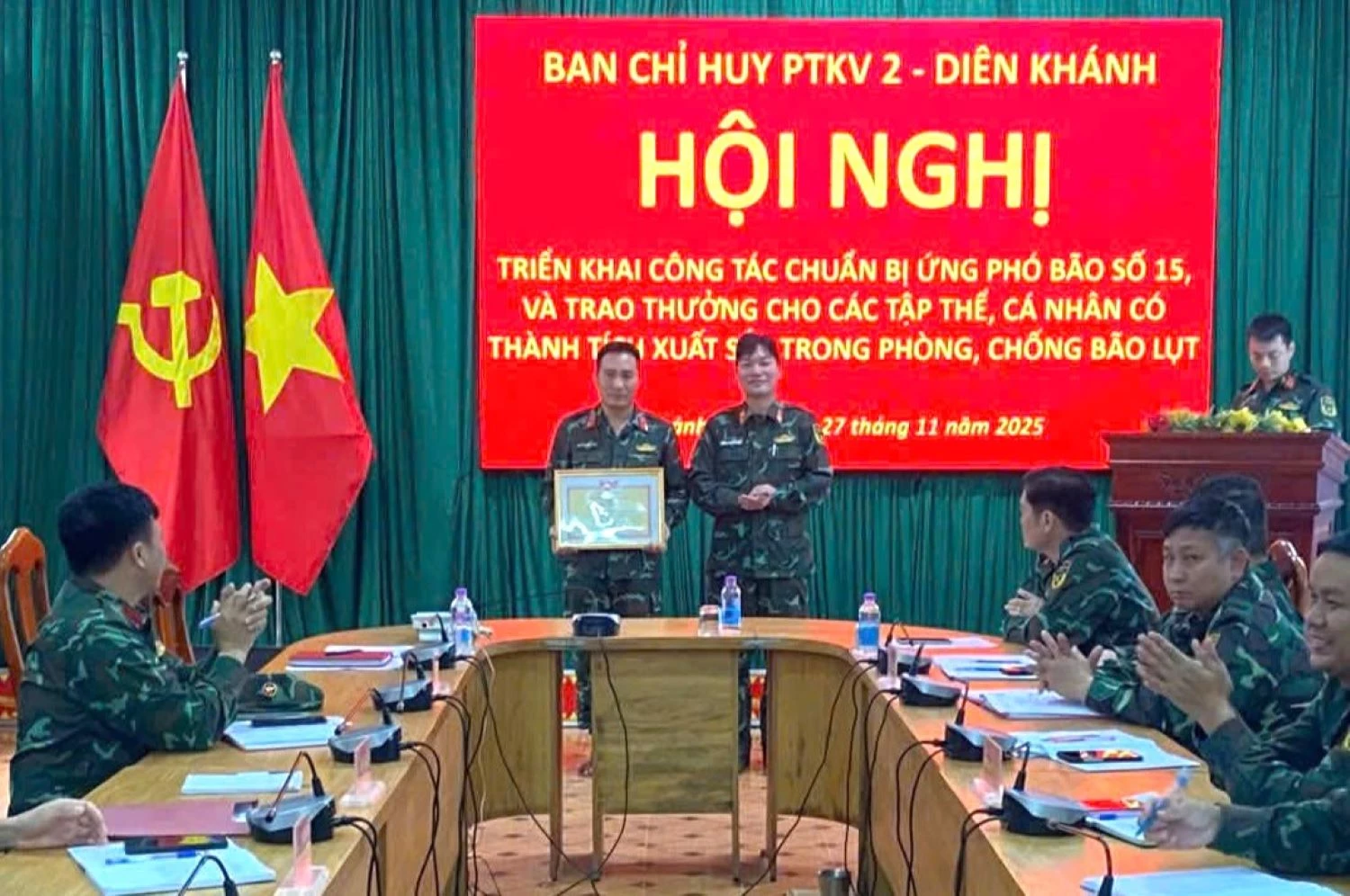 Подполковник Данг Динь Фук, политический комиссар Командного совета, вручил коллективу почетные грамоты.