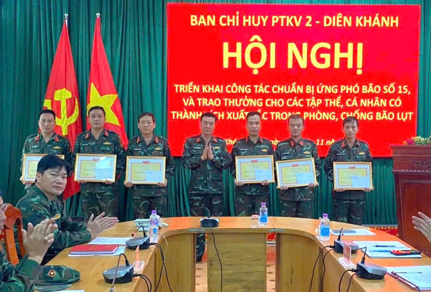 Подполковник Ле Сюань Киен вручил отдельным лицам почетные грамоты.