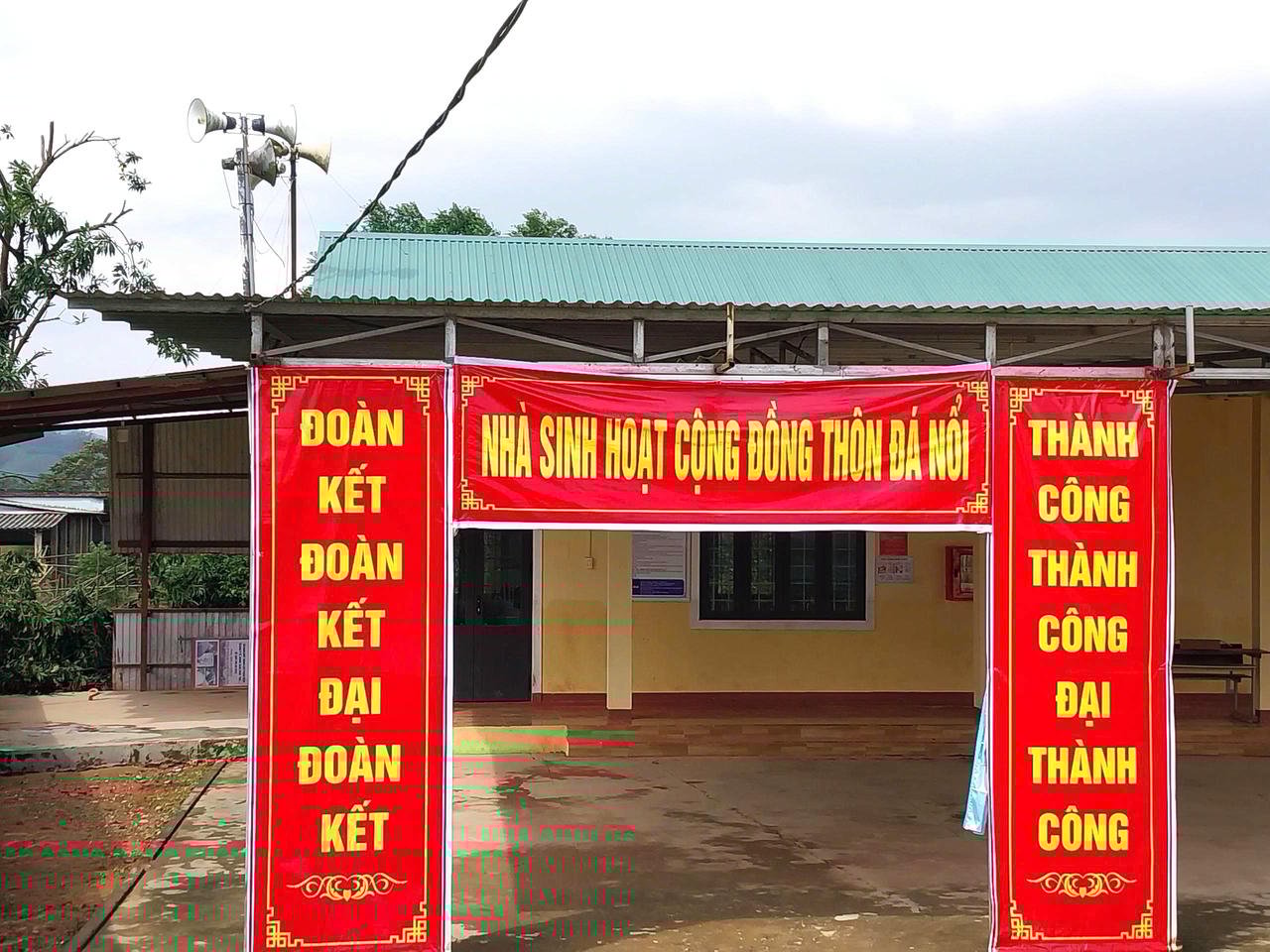 Het luidsprekersysteem bevindt zich in het gemeenschapshuis van het dorp Da Noi (Ba Long-gemeente, Quang Tri). Daar wordt elke avond de aankondiging van de 'studieluidsprekers' uitgezonden om een lerende levensstijl in de gemeenschap te bevorderen.