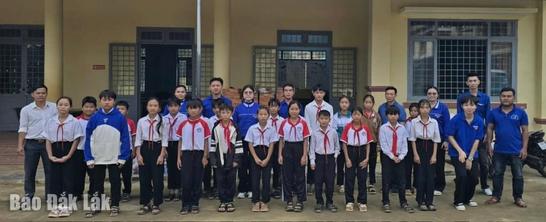 タンラップ区青年連合とクプイ中学校の生徒たち