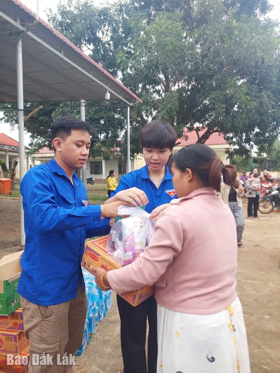 区青年連合はク・ドラム村の人​​々に贈り物を贈りました。