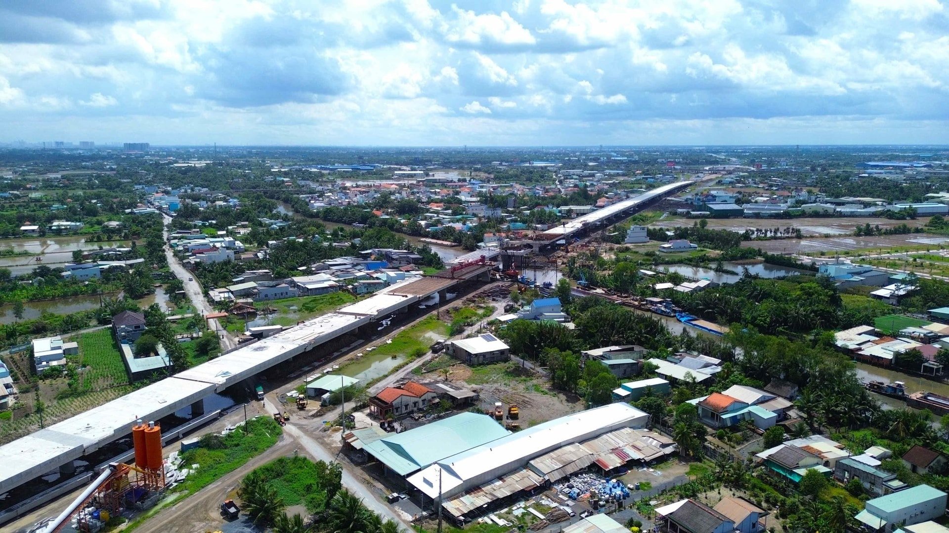 בניית קטע מכביש הטבעת 3 של הו צ'י מין סיטי דרך מחוז טאי נין.