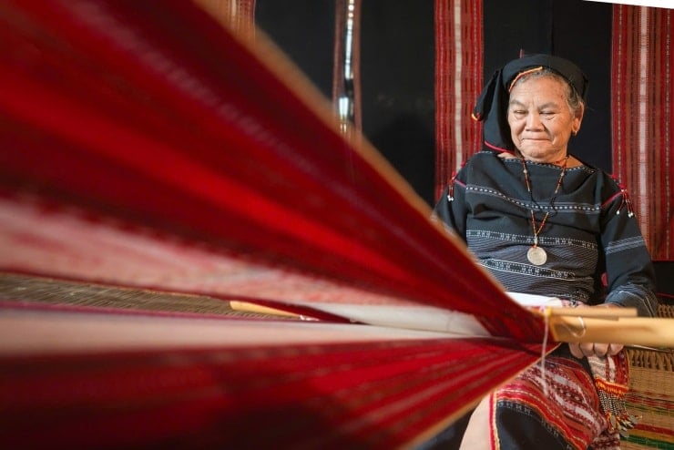 বৃদ্ধা মহিলারা দক্ষতার সাথে অনন্য ব্রোকেড কাপড় বুনেন। ছবি: এনগো ট্রান হাই আন।