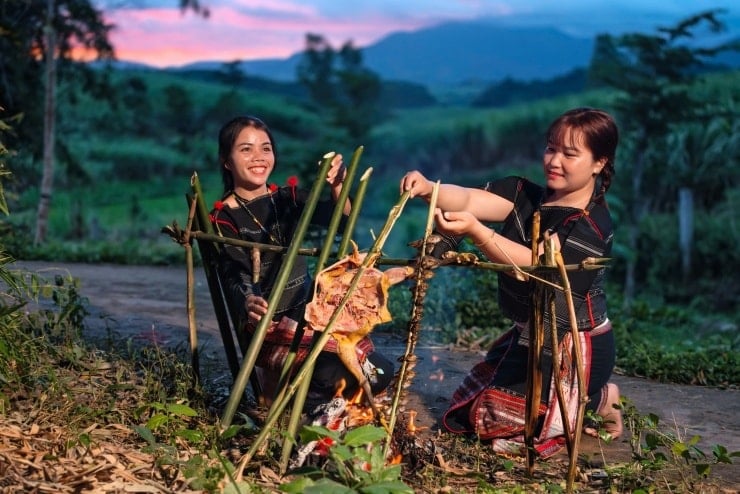 গোধূলির আলোয়, কাঠকয়লার চুলার পাশে বাহনার মেয়েদের মার্জিত, উজ্জ্বল মুখগুলি একটি স্মরণীয় আকর্ষণ। ছবি: এনগো ট্রান হাই আন।