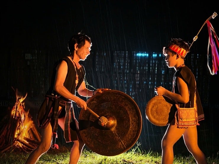 পাহাড় এবং বনের মধ্য দিয়ে ঘোং এর শব্দ প্রতিধ্বনিত হচ্ছে। ছবি: এনগো ট্রান হাই আন।