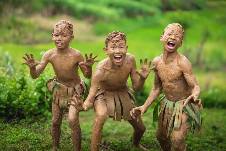 বাচ্চাদের হাসি পুরো গ্রামের জন্য শান্তির কামনা। ছবি: এনগো ট্রান হাই আন।