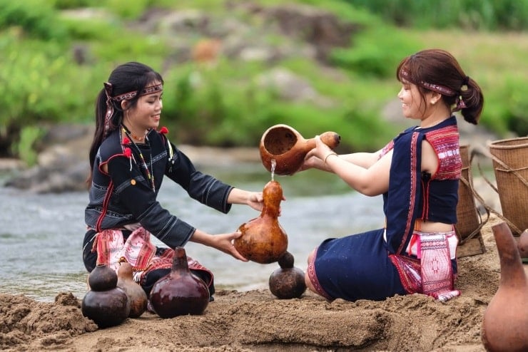 নদীর তীরে বাহনার মেয়ে। ছবি: এনগো ট্রান হাই আন।