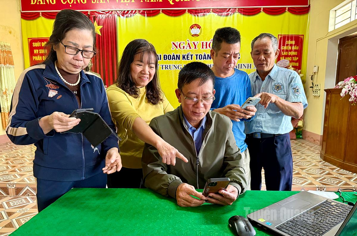 Samfunnsgruppene i boliggruppe 5 Trung Mon i Minh Xuan-distriktet bruker aktivt informasjonsteknologi på folket.