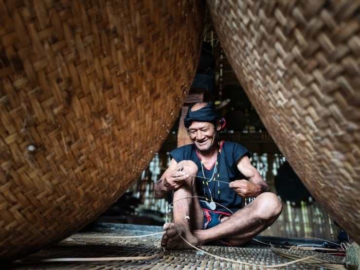 Les plateaux et les paniers sont méticuleusement tressés par les hommes du village. Photo : Ngo Tran Hai An.