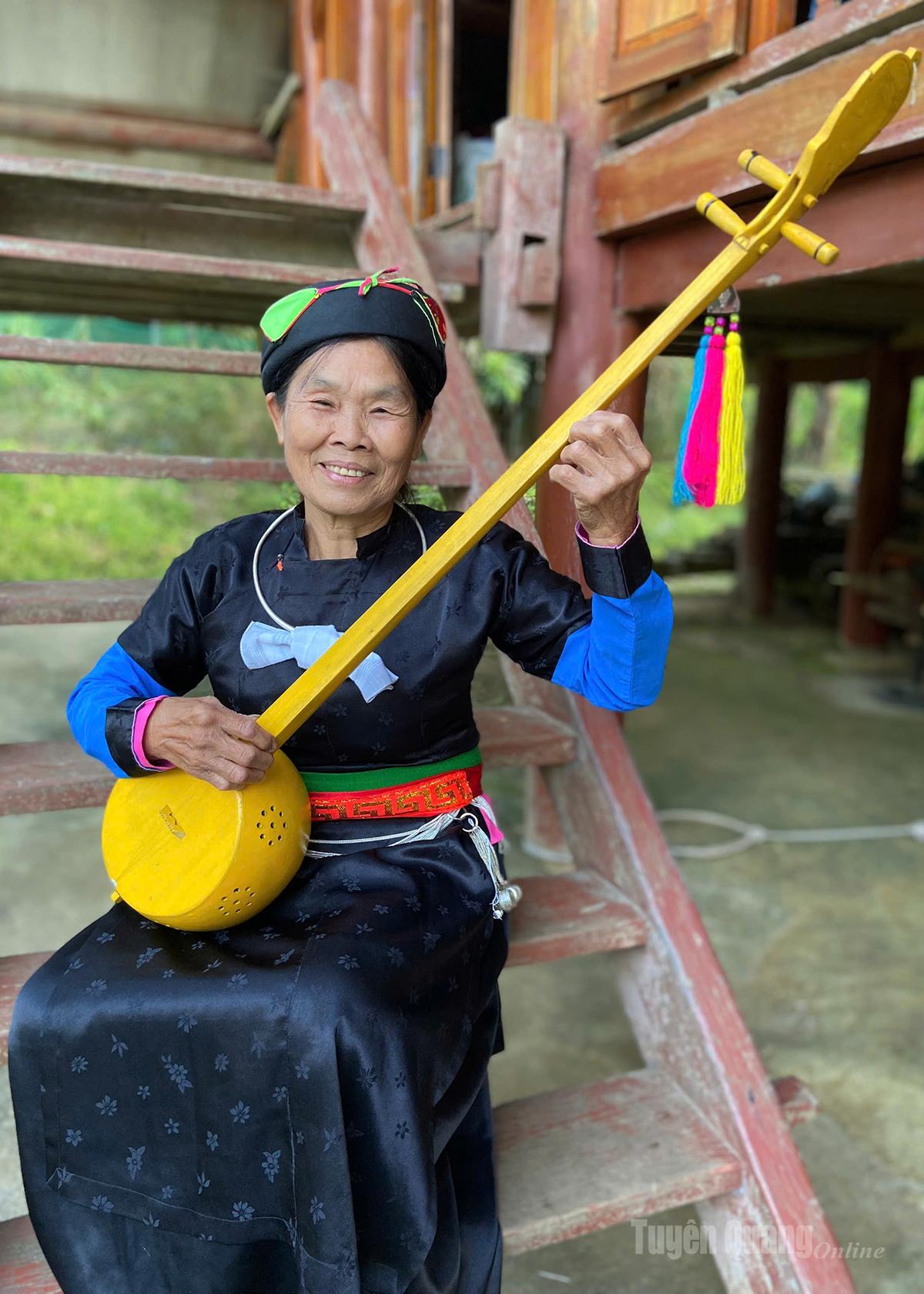 푸르우 코뮌, 남르옹 마을의 텐 노래 동아리 대표 마티 응히에우 여사, 틴 류트 옆.